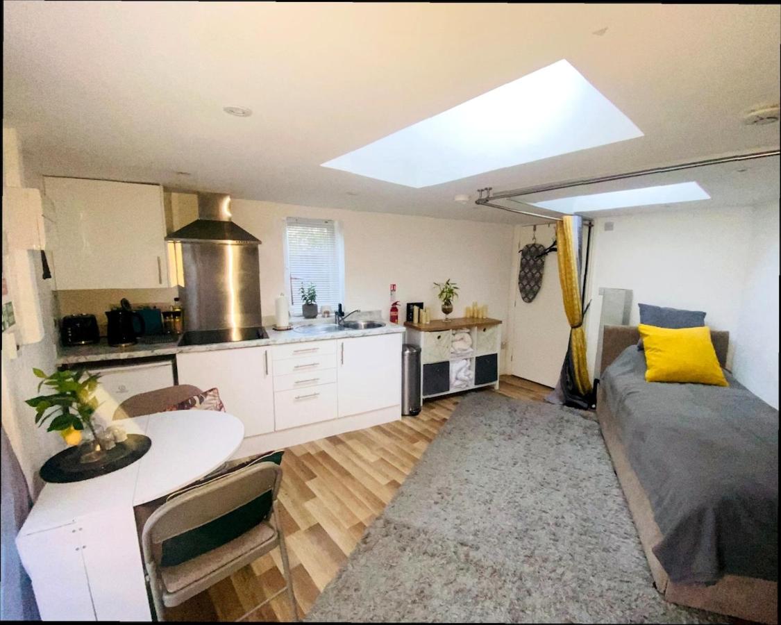 Private Modern Studio Retreat - B&B Luton