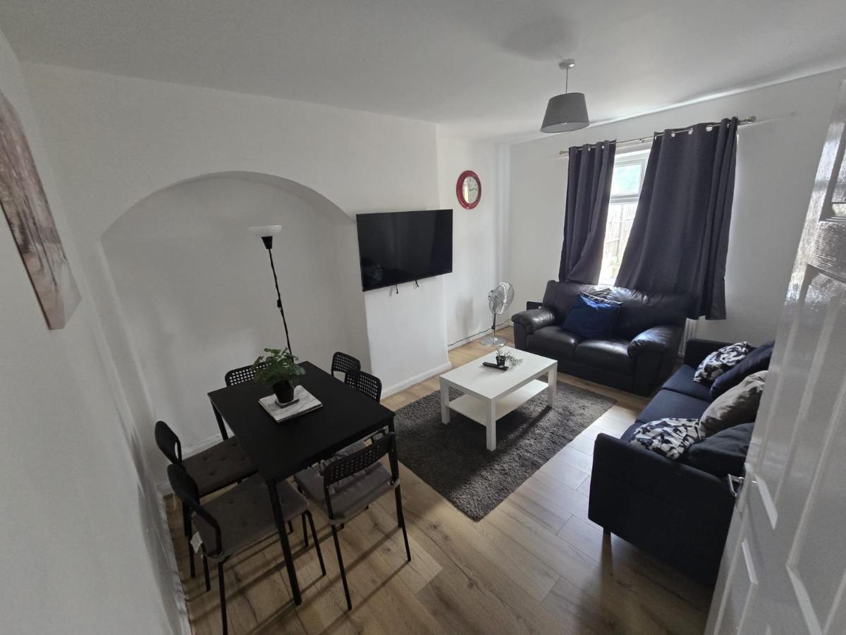 Spacious 4 Bedroom House in Dagenham - B&B Dagenham