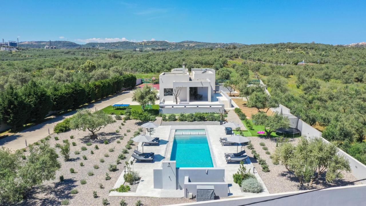 Nostra Terra Villa, 2-acre Secluded Nature Escape with Heated Pool, By ThinkVilla - B&B Pérama