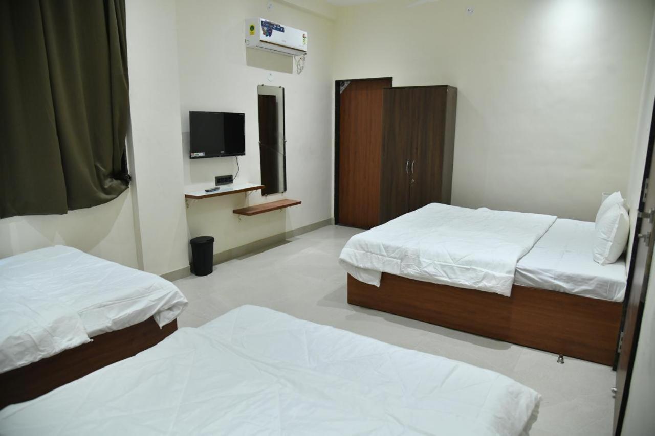 LEO Deluxe & Suite Room - Bed and Breakfast Akalkot