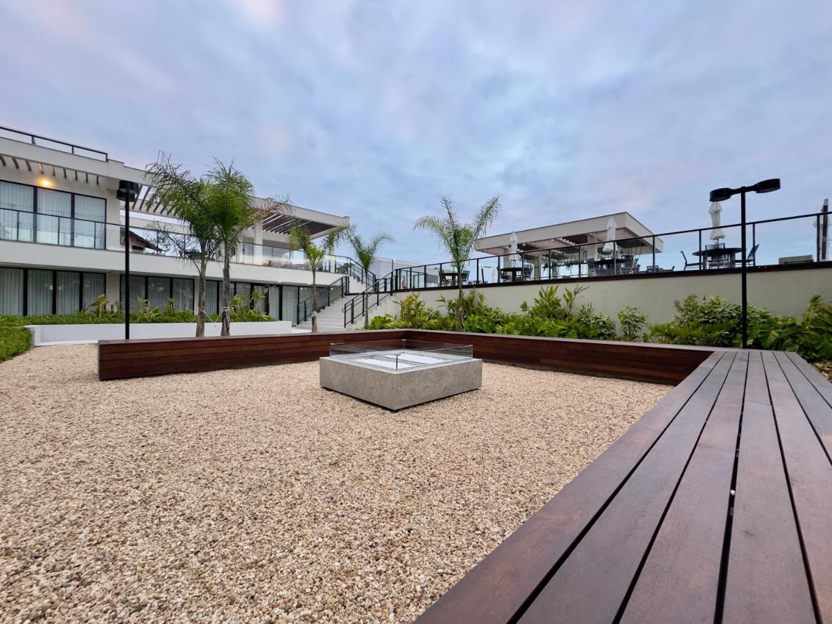 Apartamento em Condomínio Frente-Mar com Piscinas, Jacuzzi Aquecida, Sauna, Academia, Brinquedoteca, Churrasqueira na Sacada, Cozinha Completa - B&B Bugres