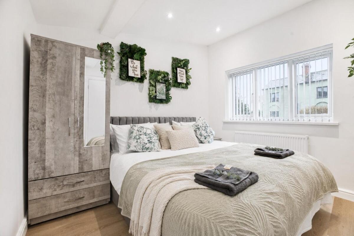 Large 2 Bedroom Apartment - Zip and link beds choose 2 double beds or 4 single - Huge Living Space - Private Parking - Near Bridgwater - Chambres d'hôtes North Petherton