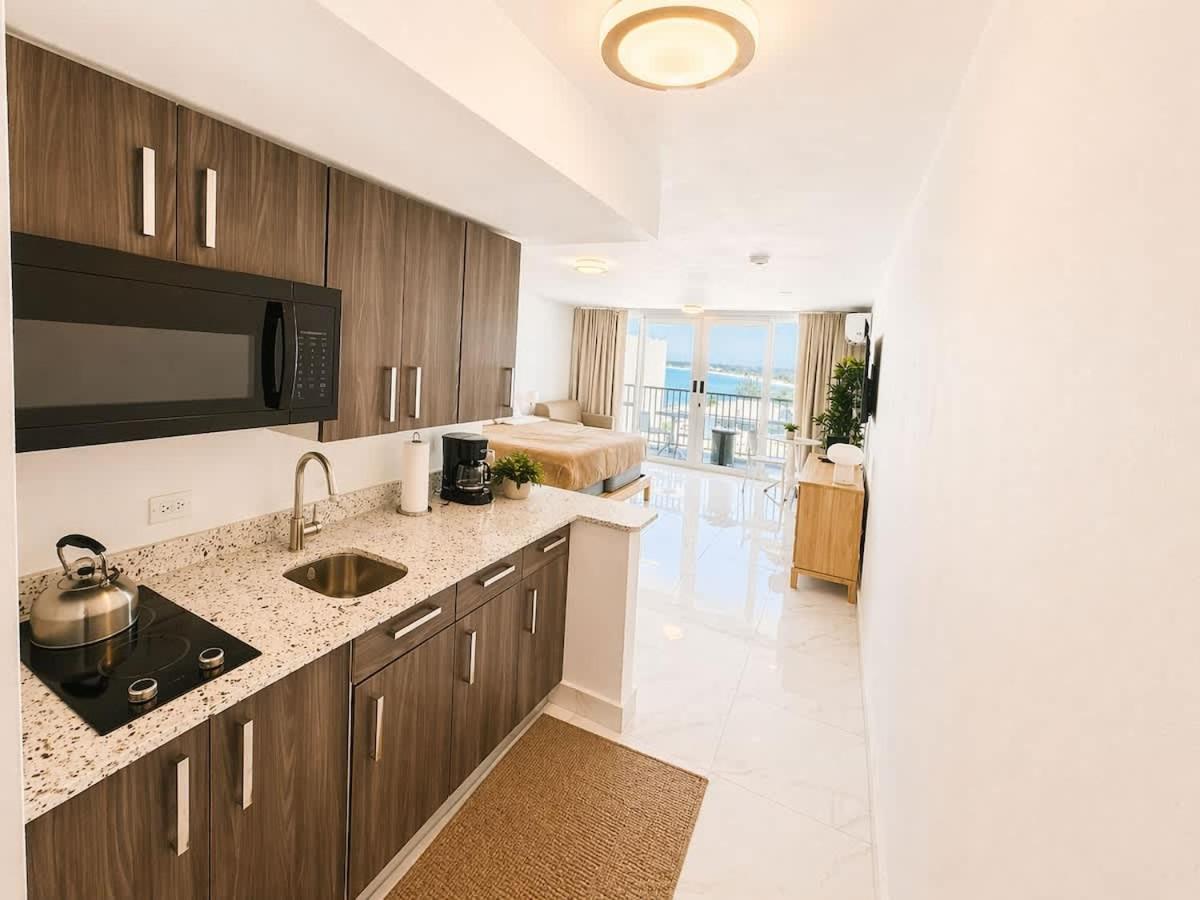 Oceanview Beach Condo in Prime Location - Bed and Breakfast San Juan