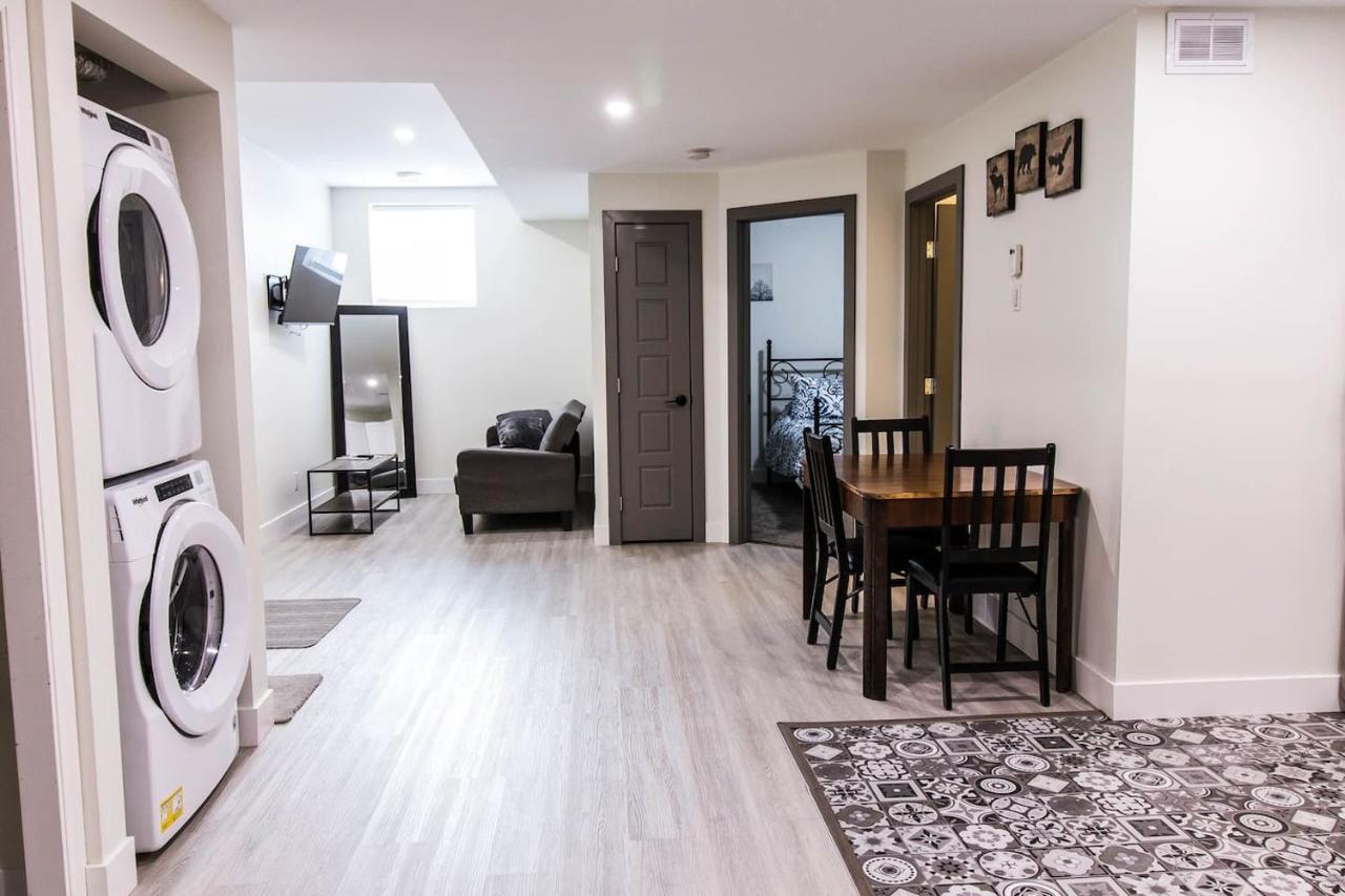 Casa Caswell Modern Basement Suite Mins To DT - B&B Saskatoon