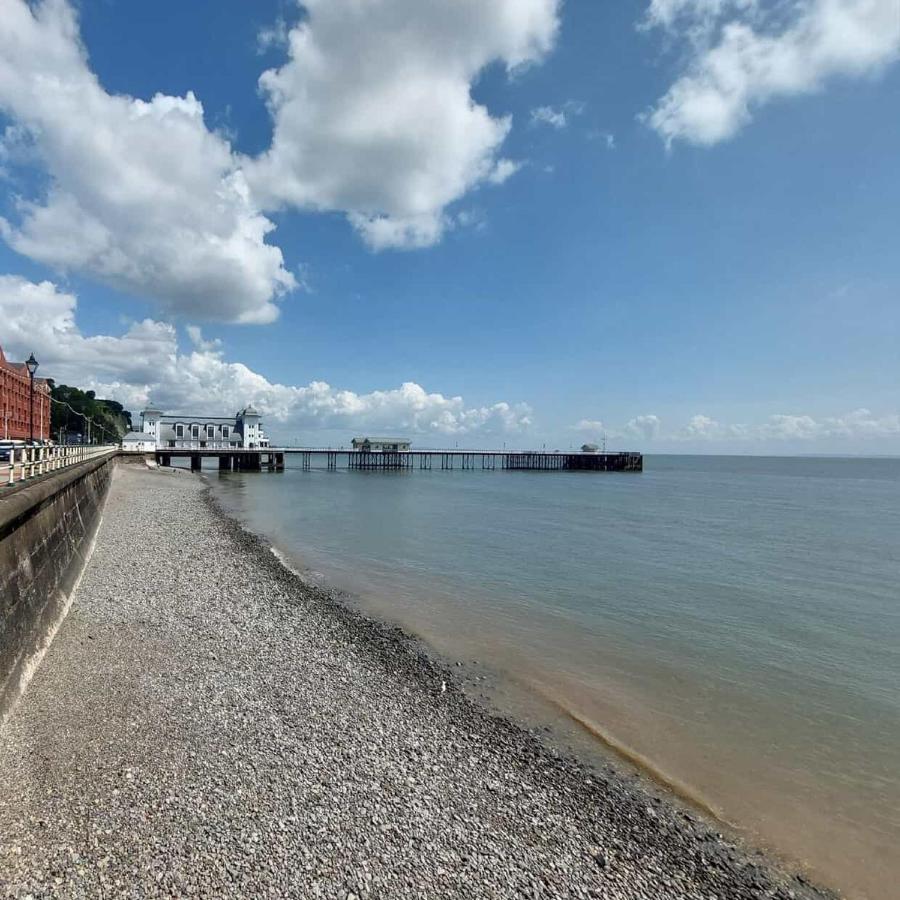 Queens Haven by Prime Stays - Luxury 4 Bedroom Home - All Ensuite & Games Room - Chambres d'hôtes Cardiff
