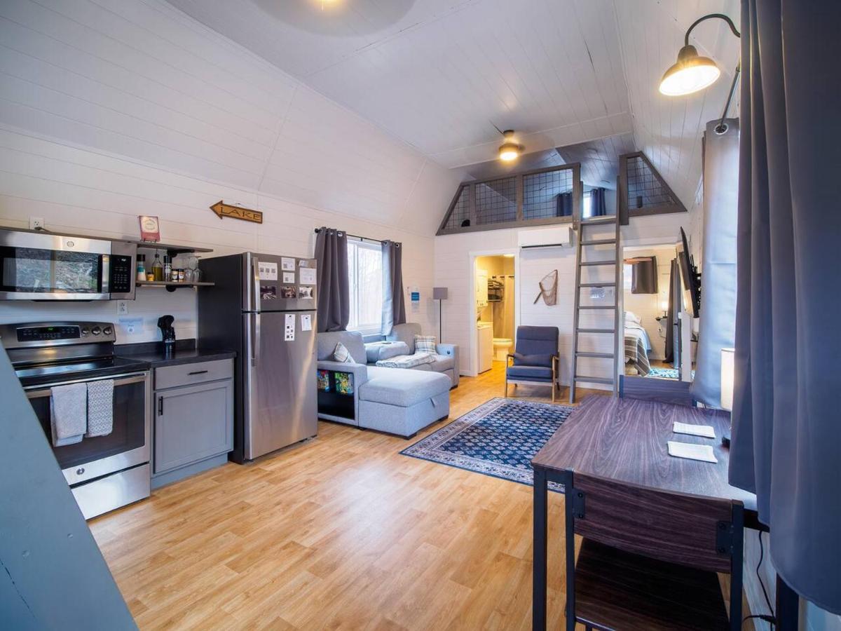 Cozy Lofted Cabin #1 at Cataract Lake Getaway - B&B Poland