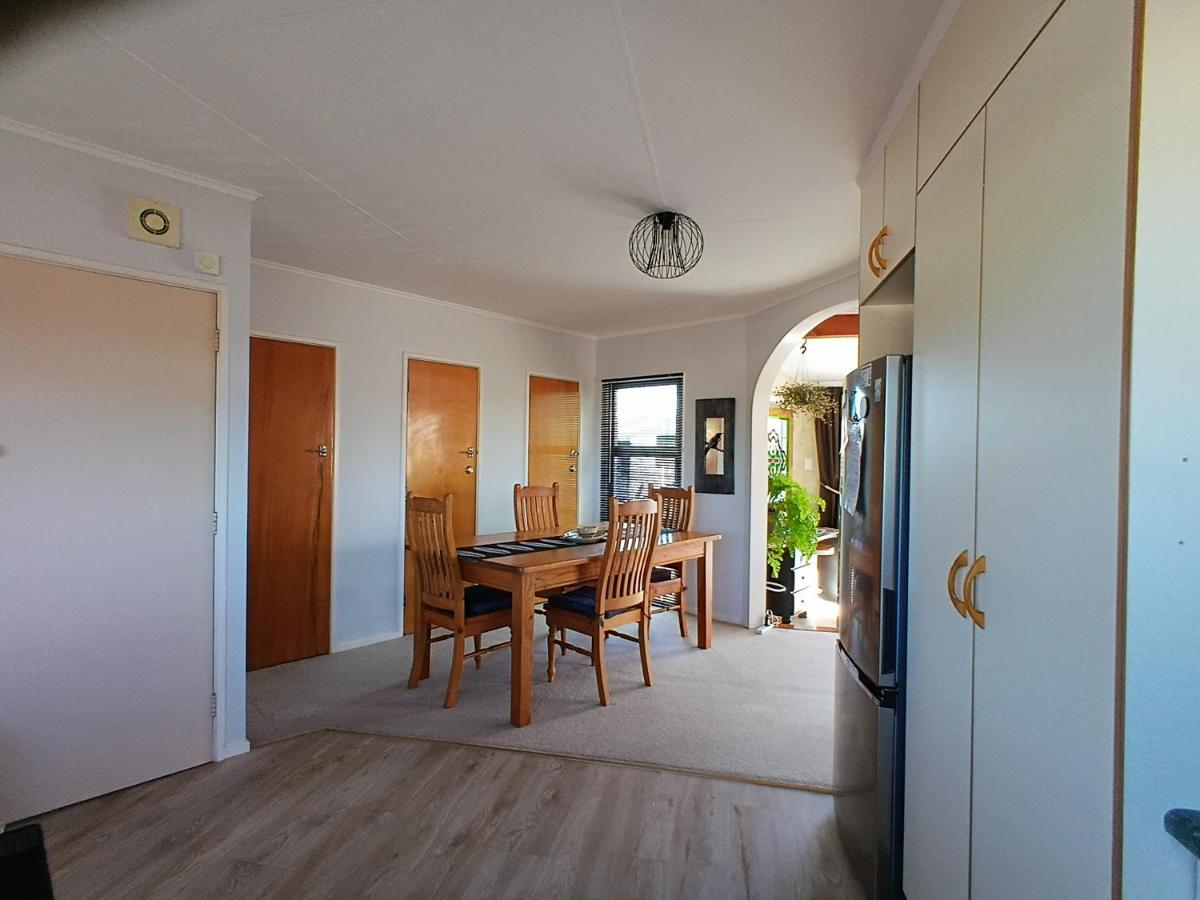 Three Doors Whole 3bdr Home Central Motueka - Chambres d'hôtes Motueka