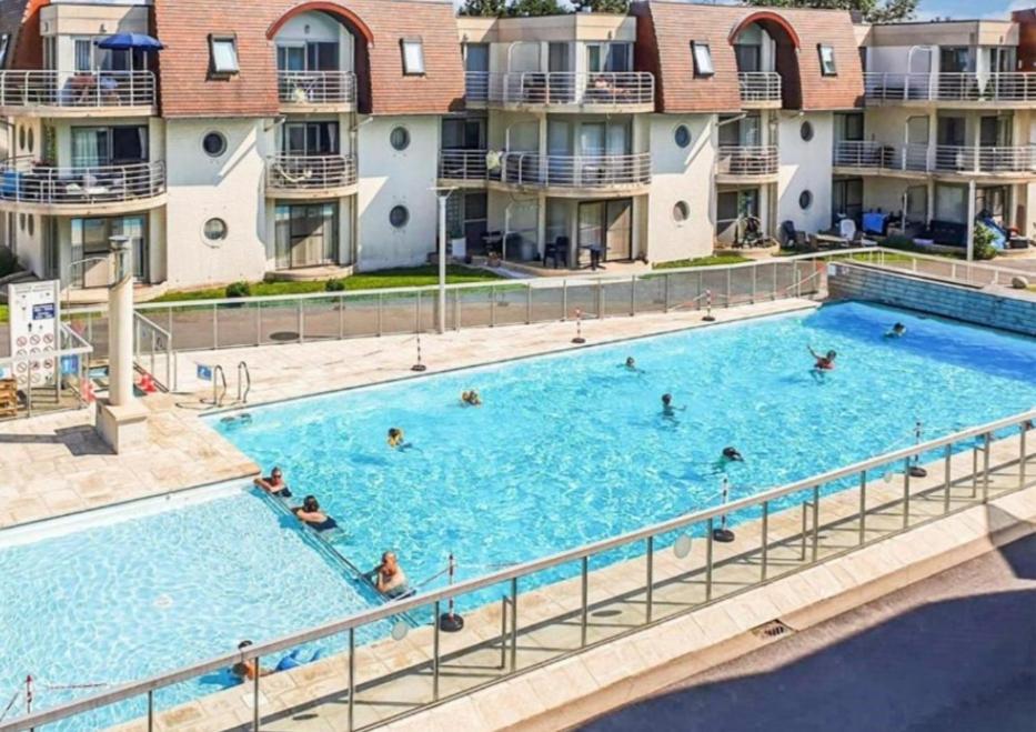 Apartment with community pool and only 10 min walk to the beach - Ferienwohnung Bredene