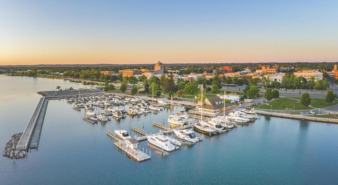 Two-Bedroom Penthouse with Grand Traverse Bay Views (Self Check-In)