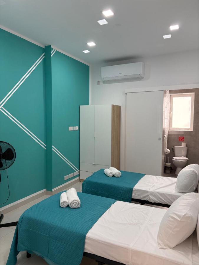 Maltese Terrace house with a modern touch - close to airport 4 km - B&B Tarscen