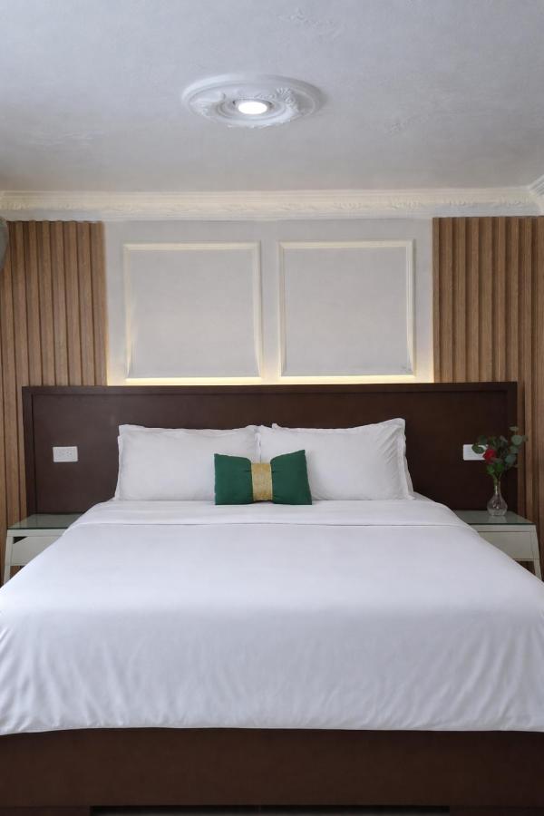 Designer 2BR Rooftop Jacuzzi & Views - B&B San Cristóbal