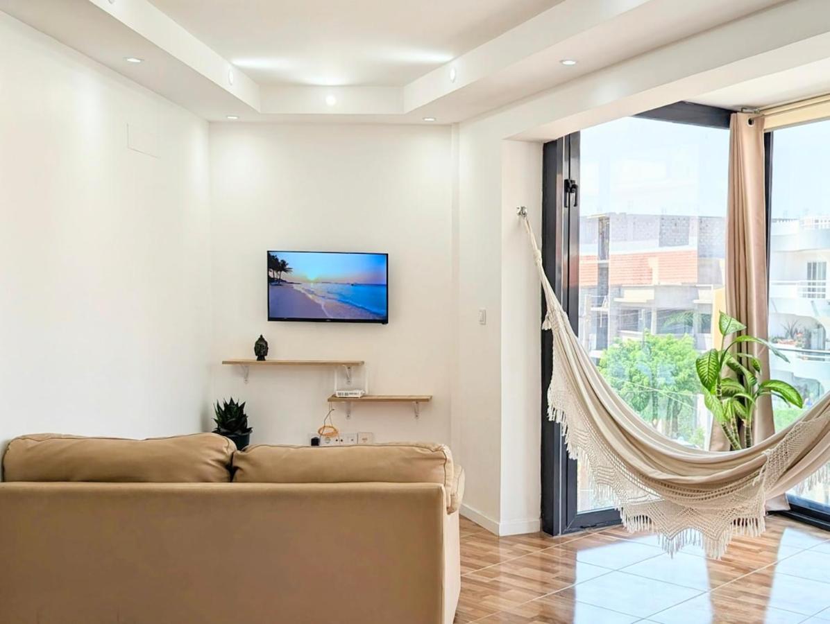 Bright 2BdR Apt in Palmarejo - Fast Wi-Fi & Hammock - Bed and Breakfast Praia
