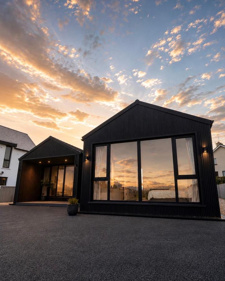 "Deerpark Villa - Sleeps 8, Views of The Rock of Cashel, Palace Hotel & outdoor Sauna! - Chambres d'hôtes Cashel