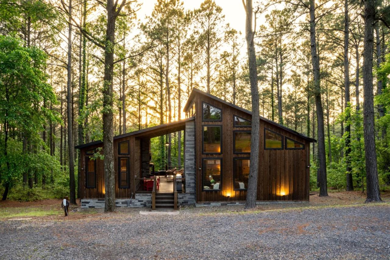 Modern Cabin w Sauna, Hot Tub, Bocce & Arcade - B&B Broken Bow