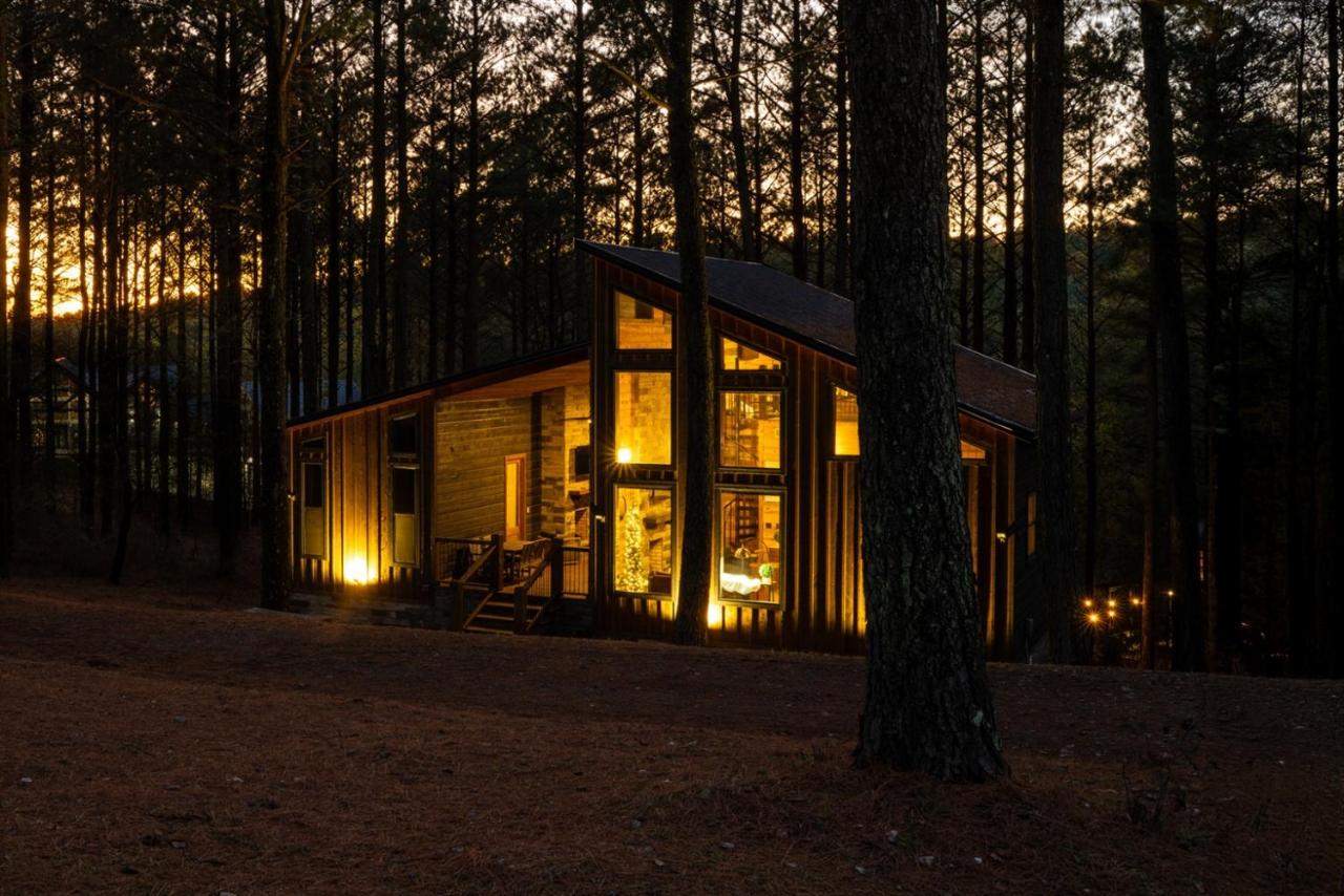 Modern Cabin w Sauna, Hot Tub, Bocce & Arcade - B&B Broken Bow