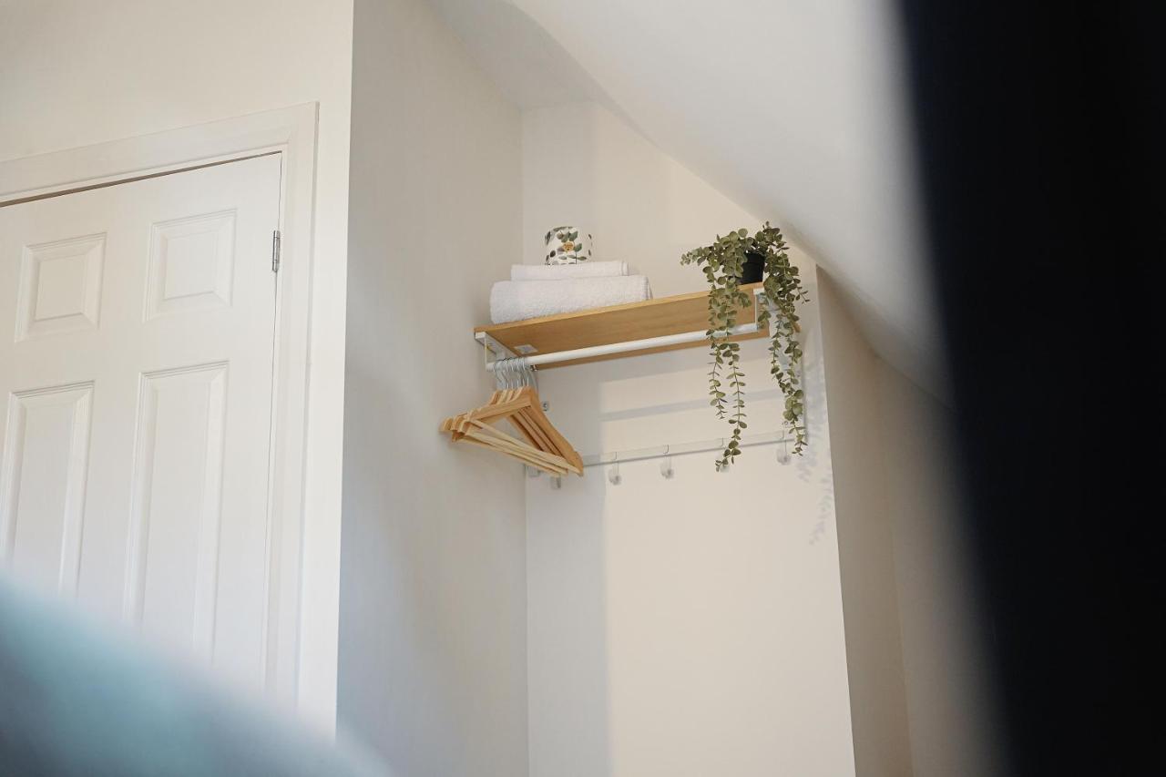 Relax and Unwind in This Charming 4 Bed Village Home - B&B Kingston upon Hull