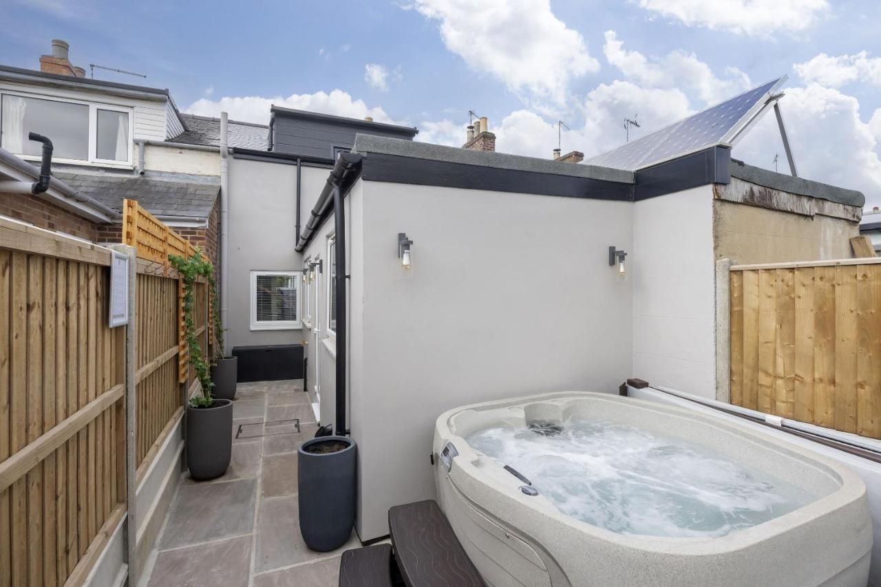 Stylish Two Bed Cheltenham Retreat with Hot Tub - Ferienwohnung Cheltenham