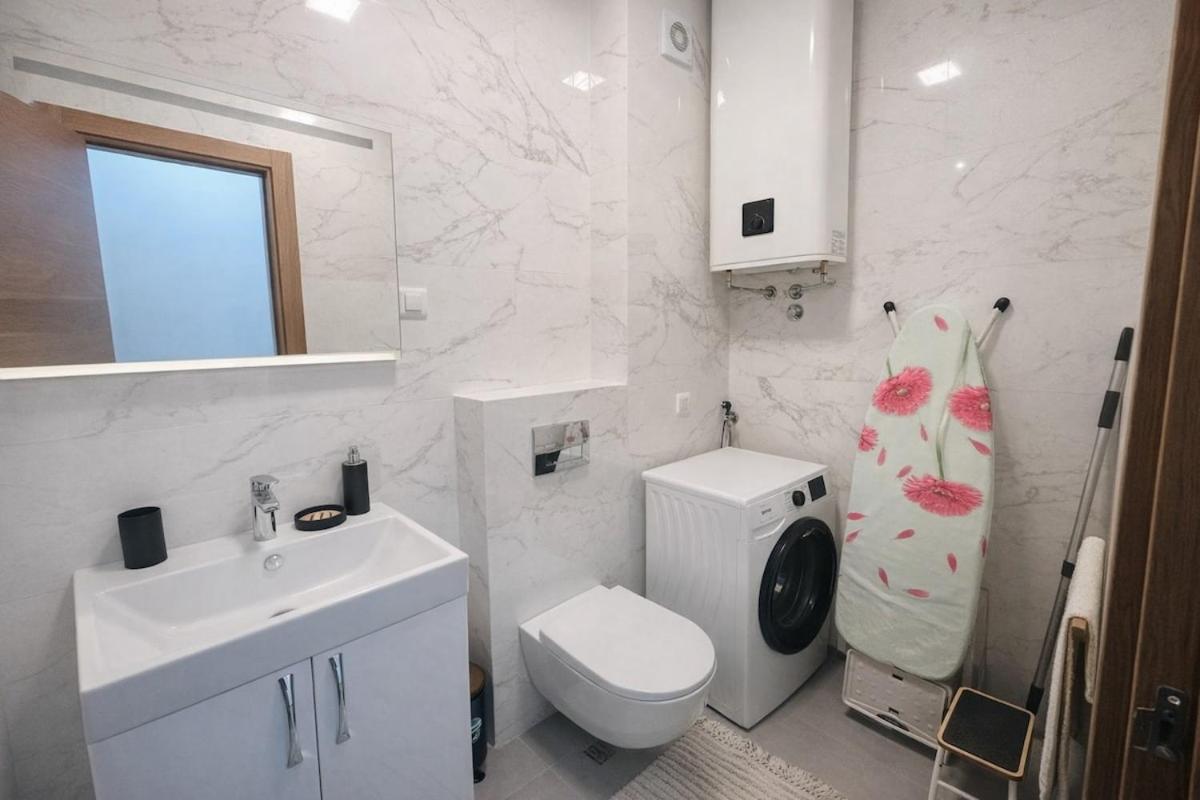 Luxury hilltop apartment with parking & sea view - B&B Budva