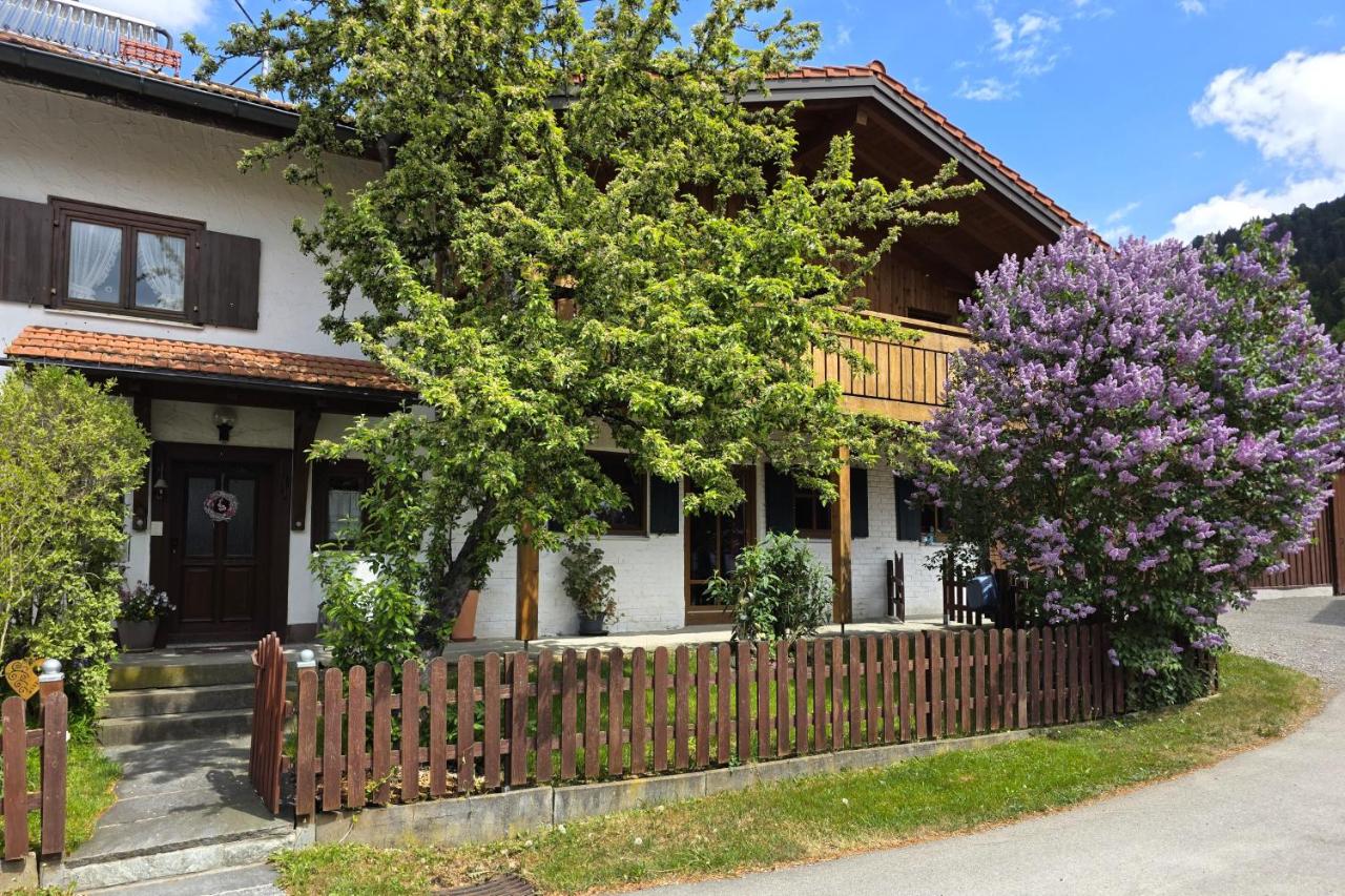 Landhaus Jörg - Giebelwohnung Gipfelstürmer mit Balkon, naturnahe Lage, Hunde willkommen - B&B Rettenberg