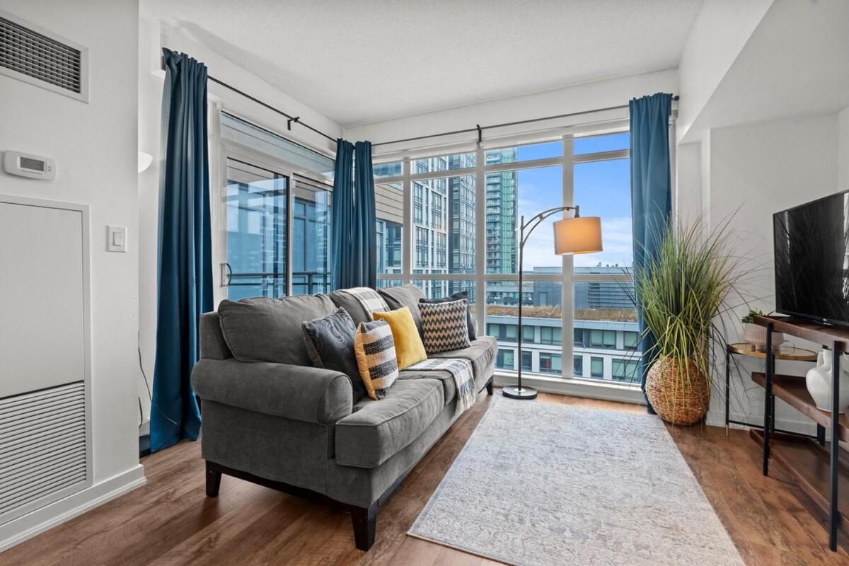 2BR • 2 Bath • 7 Guests • Free Parking • Near CN Tower - By HOSTIA - B&B Toronto