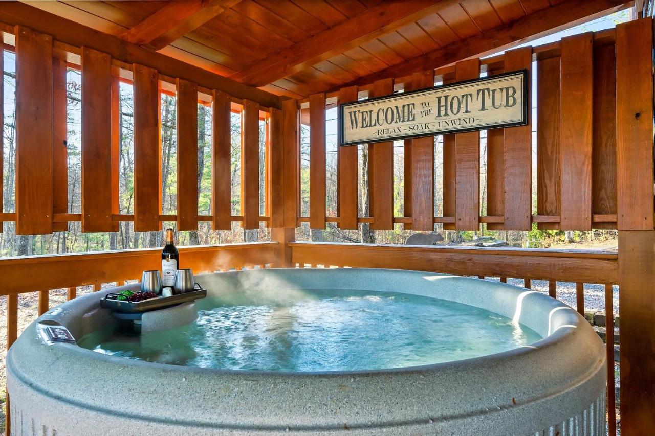 Bear Hugs Hideaway: Hot Tub & Mountain View - B&B Sevierville