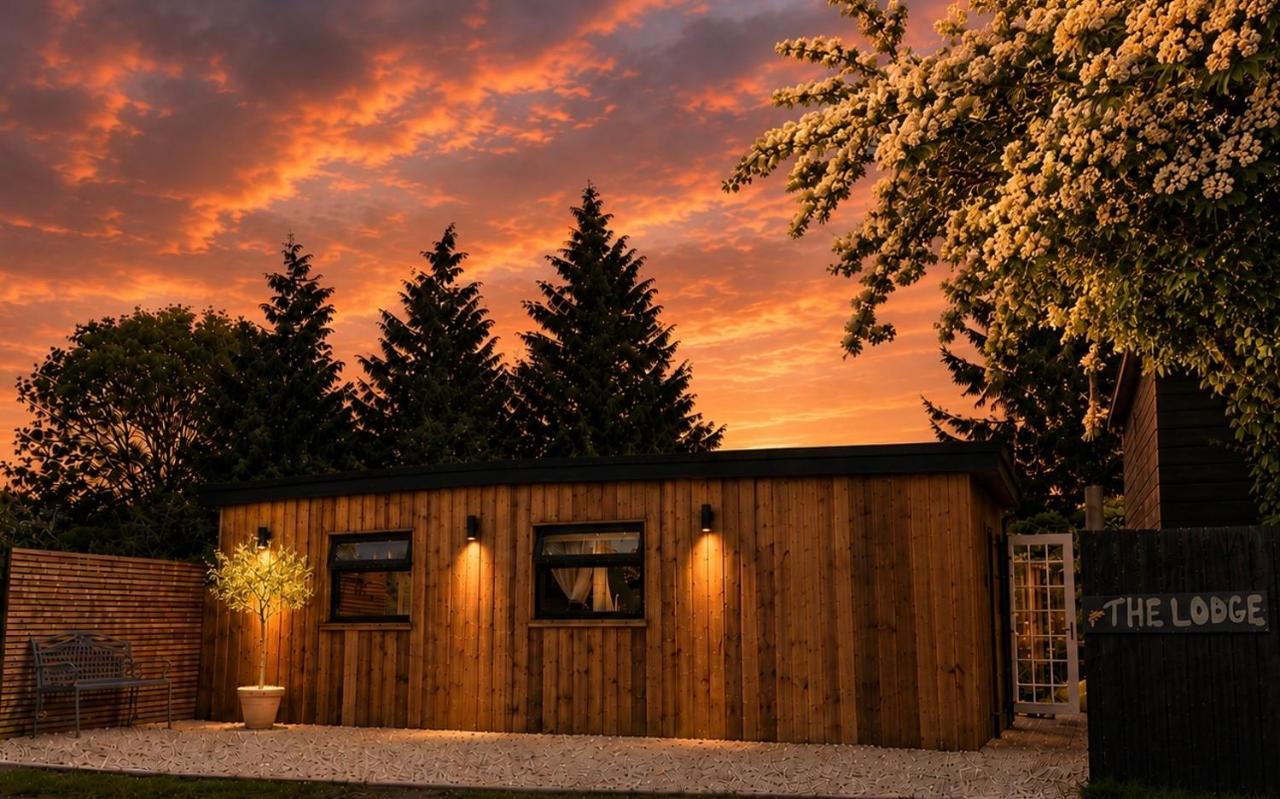 Cosy Canal-side lodge with log burner - Bed and Breakfast Bromsgrove