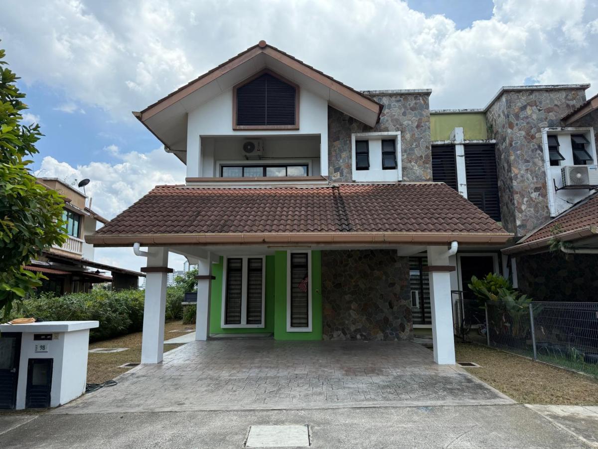 Nami Homestay Semi D - B&B Putrajaya