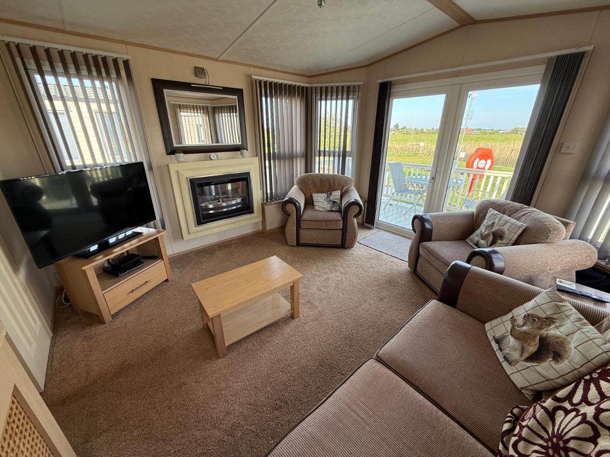 Meadow Lakes 10 - Golden Palm Resort - overlooking fishing lake - wifi, bed linen - Meadow Lakes Caravan & Lodge Hire - Chambres d'hôtes Chapel Saint Leonards