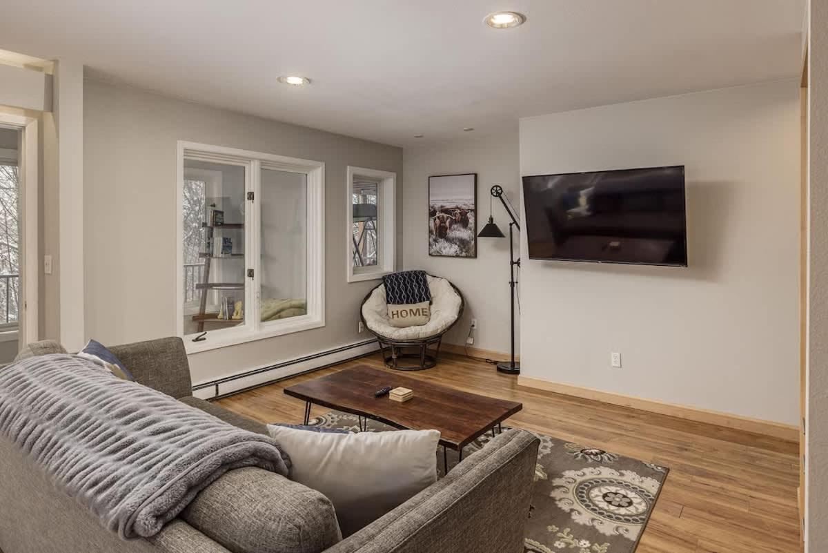 Elegant 2BR Retreat Prime Downtown Location Overlooking Parks Greenbelt - Chambres d'hôtes Anchorage