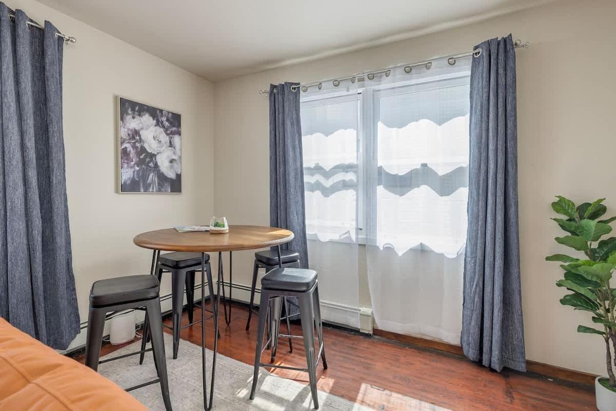Historical Art Deco Central Downtown - Sleeps 4 - B&B Anchorage