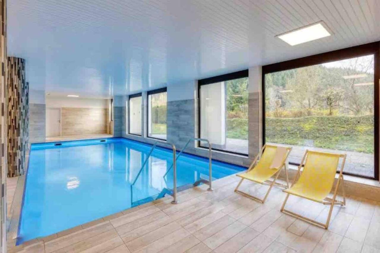 Panoramabalkon mit Pool und Sauna im Haus - B&B Winterberg
