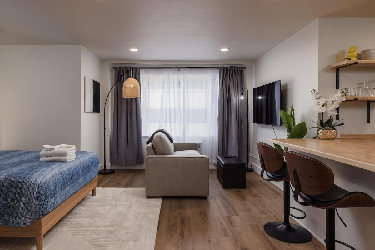 Stylish Downtown Studio - Free Parking plus Kitchen - B&B Anchorage