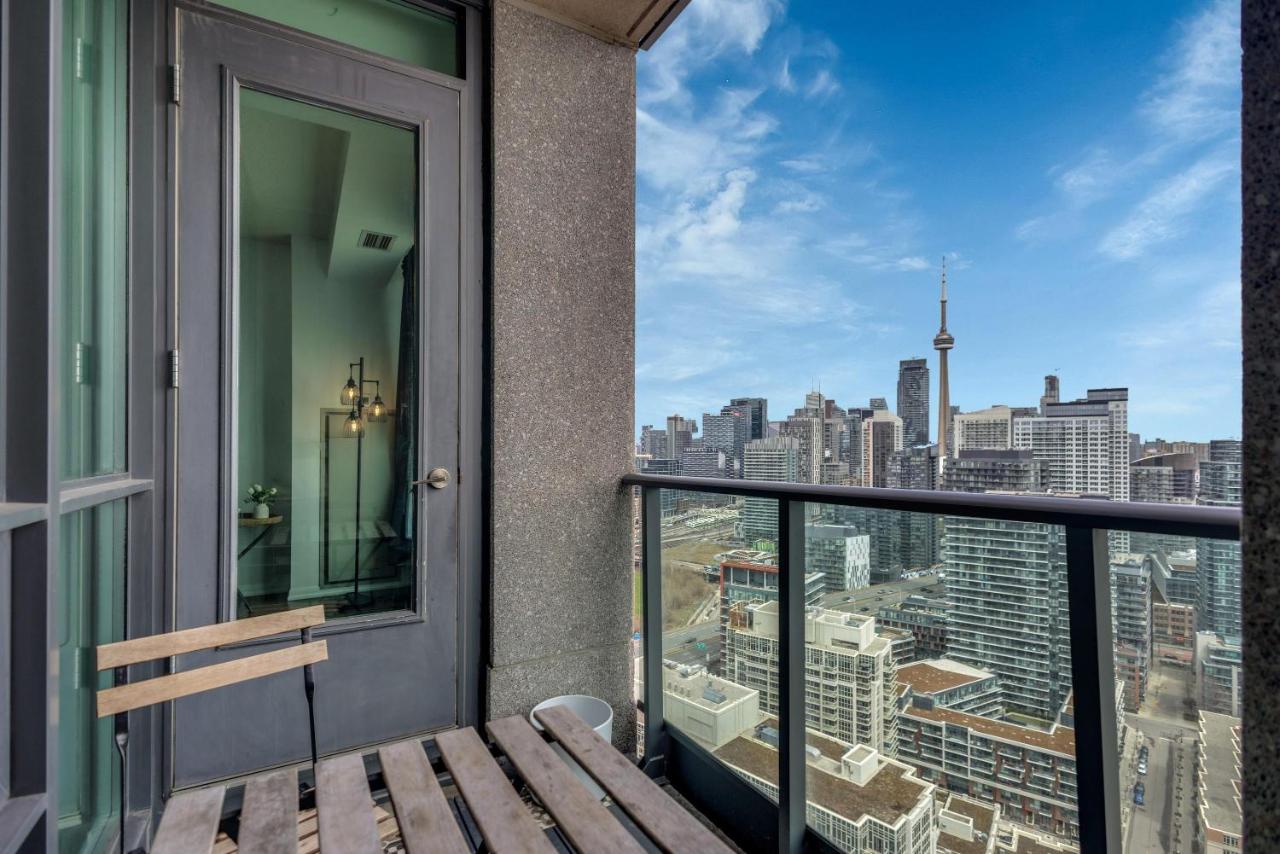 StayToronto - Urban 1BR Plus Den Suite - Sleeps 6 - Bed and Breakfast Toronto