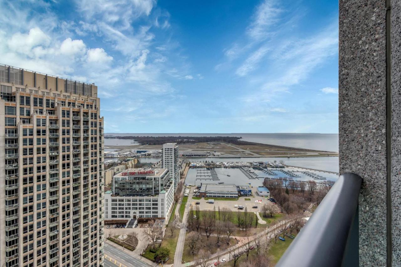 StayToronto - Urban 1BR Plus Den Suite - Sleeps 6 - Bed and Breakfast Toronto