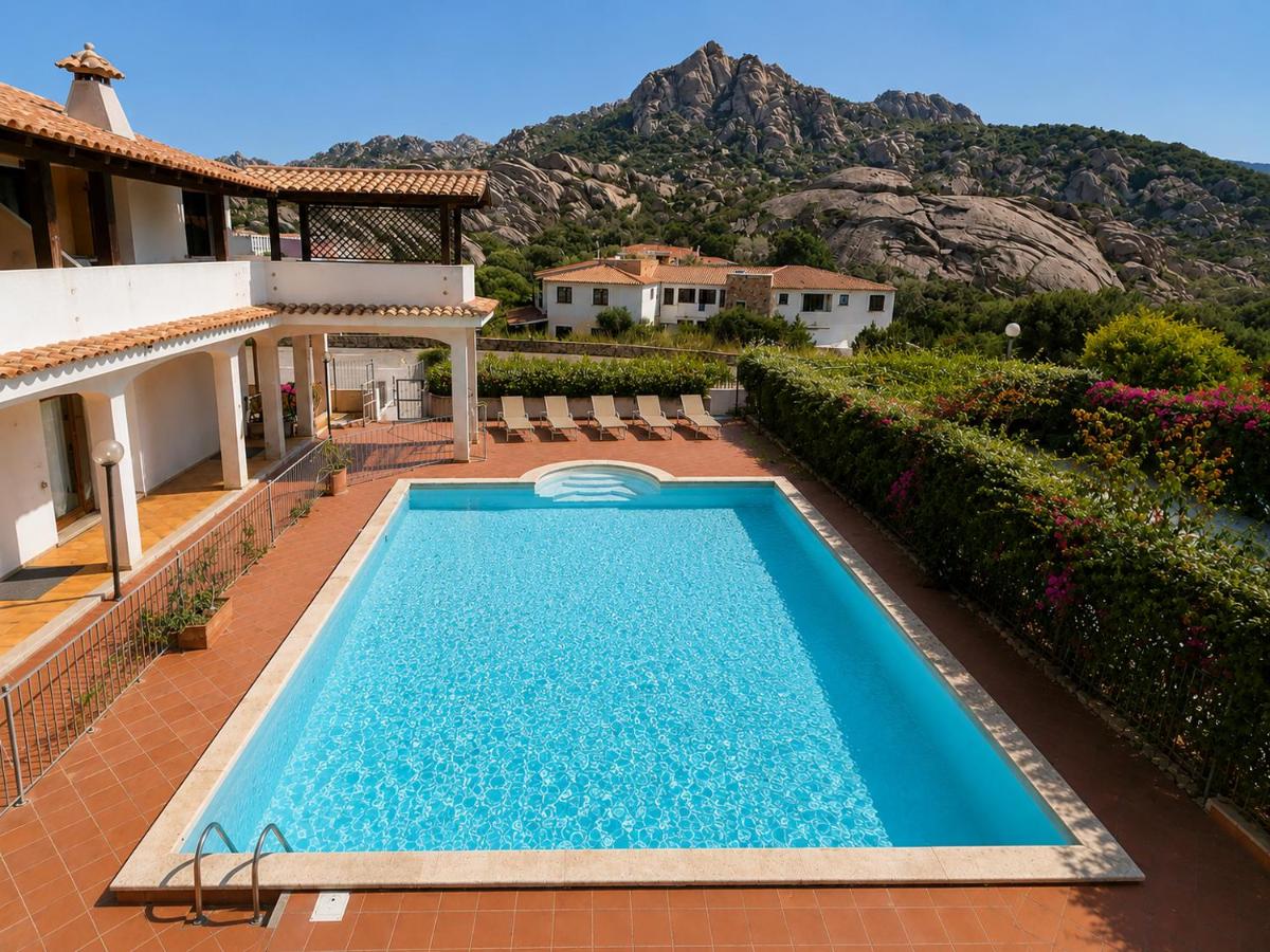 Rosy Apartment Two-Bedroom with Pool - Chambres d'hôtes Porto Cervo