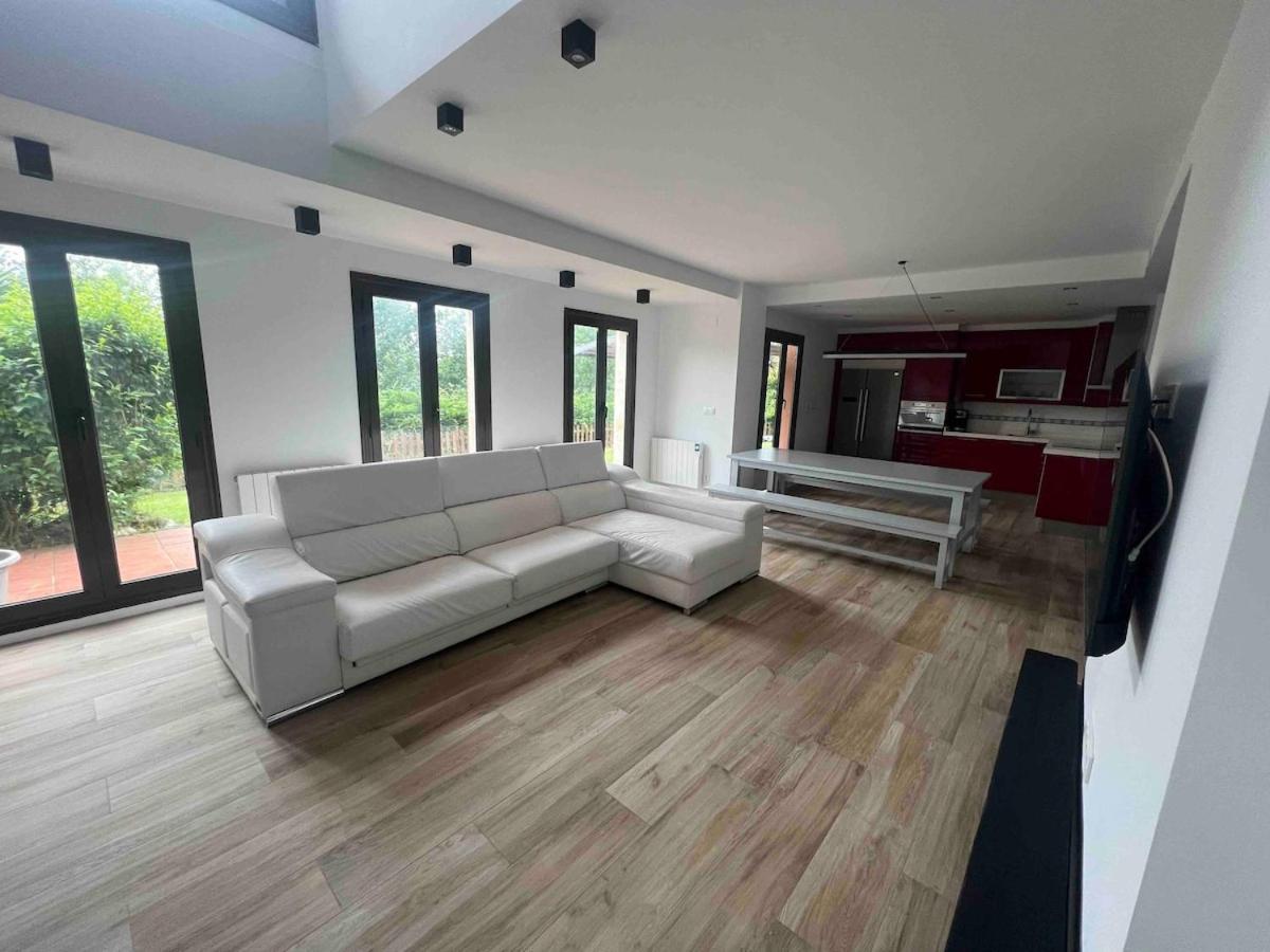 Chalet con piscina Vistas al Gorbea 30 min Bilbao - B&B Bikarregi