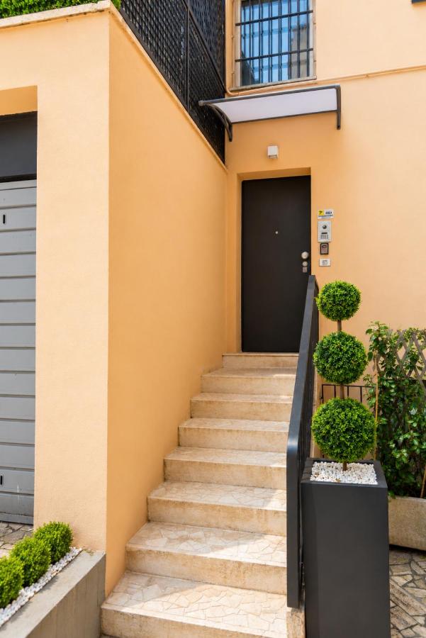 Stylish 8-Bed Home near Duomo ideal for Groups Families with terrace garden parking - Chambres d'hôtes Milan