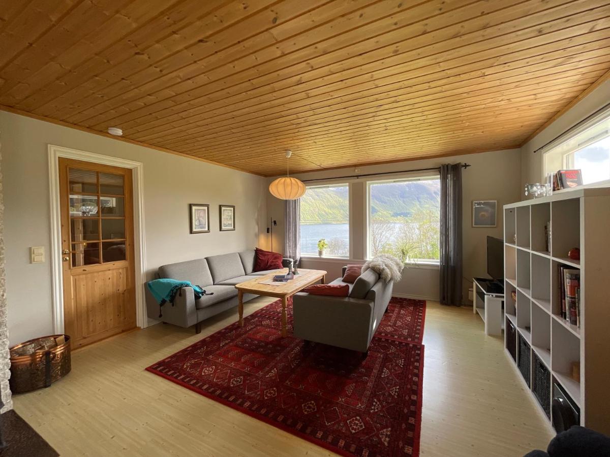 Spacious House with Fjordview - B&B Lauvstad