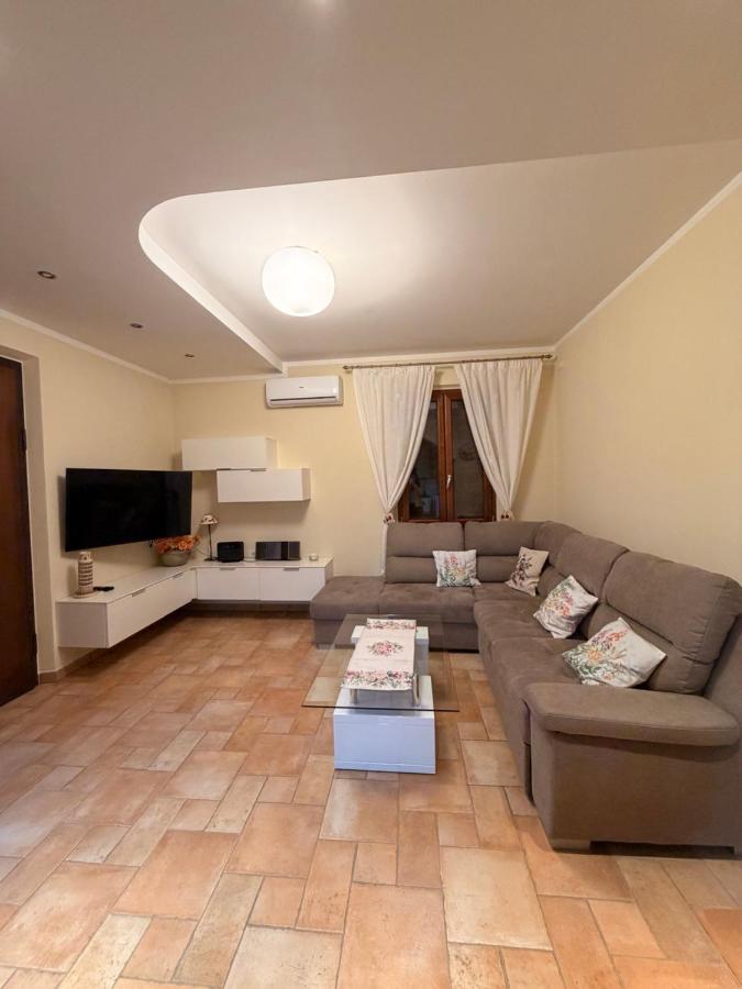 La Casa delle Rose - In Centro di Santa Maria degli Angeli con il Parcheggio Privato - Ferienwohnung Santa Maria degli Angeli