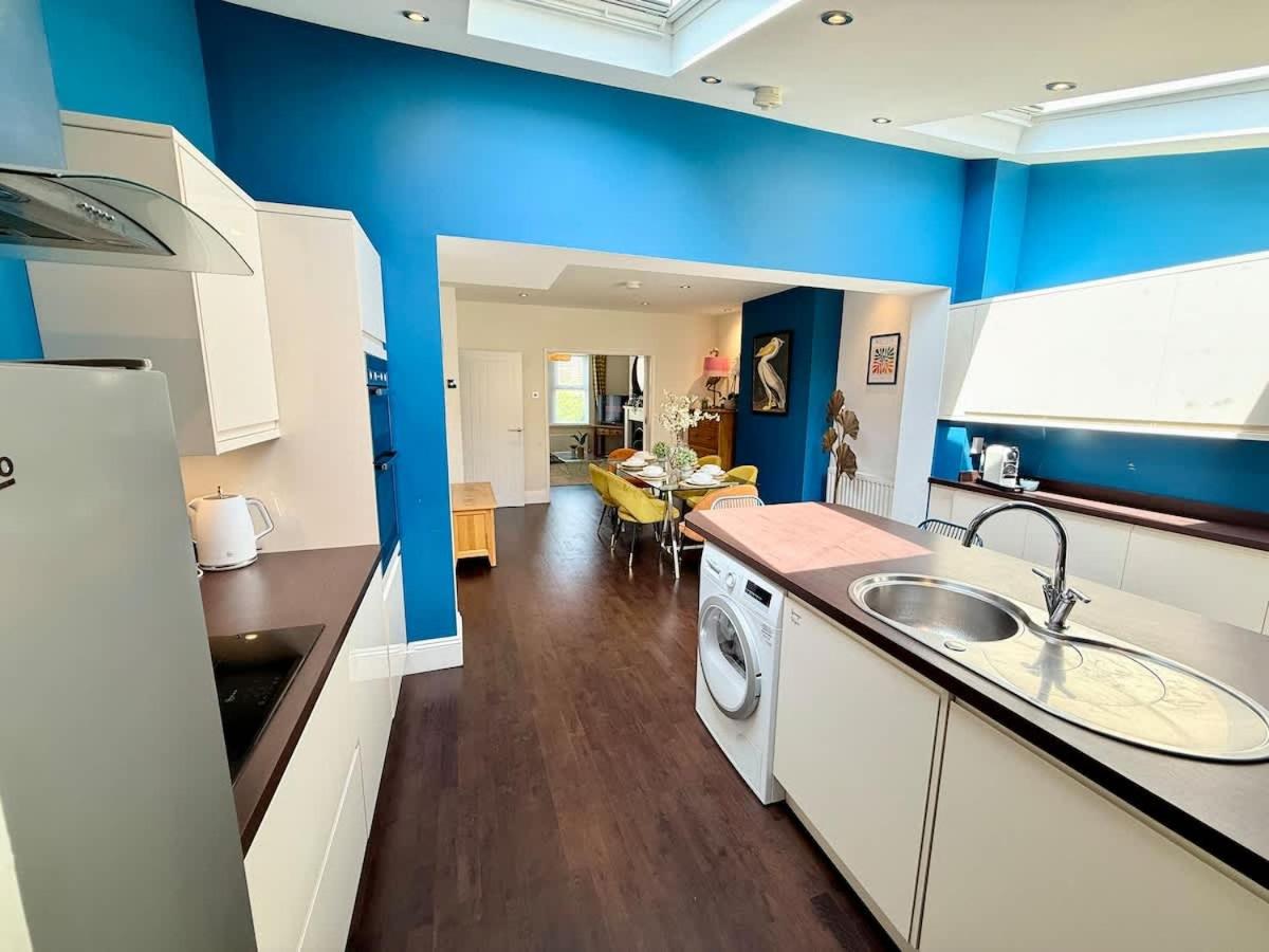 The Avenue - Sleeps 9 -Close2City - Free Parking - Chambres d'hôtes Bath