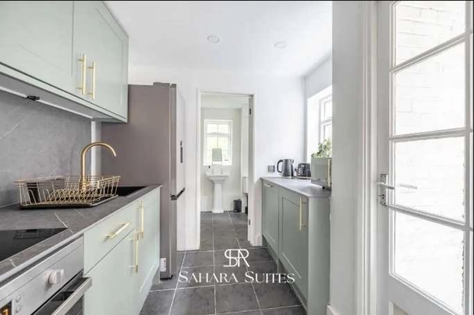 Stylish 2BR Cottage - Windsor Stays - Contractors & Families - B&B Windsor