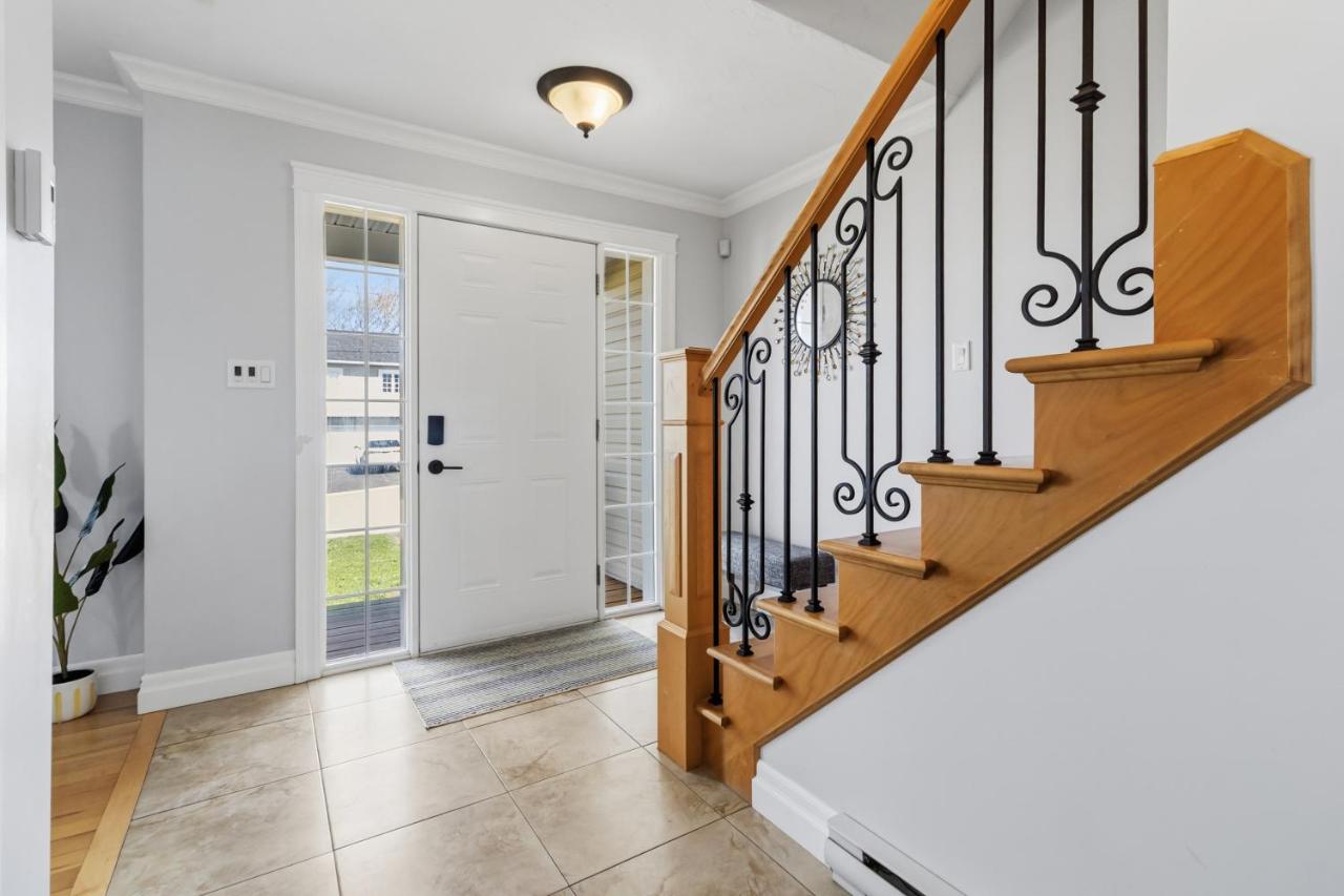 Spacious 4BR Family Retreat w- Game Room 10p - Bed and Breakfast Dieppe