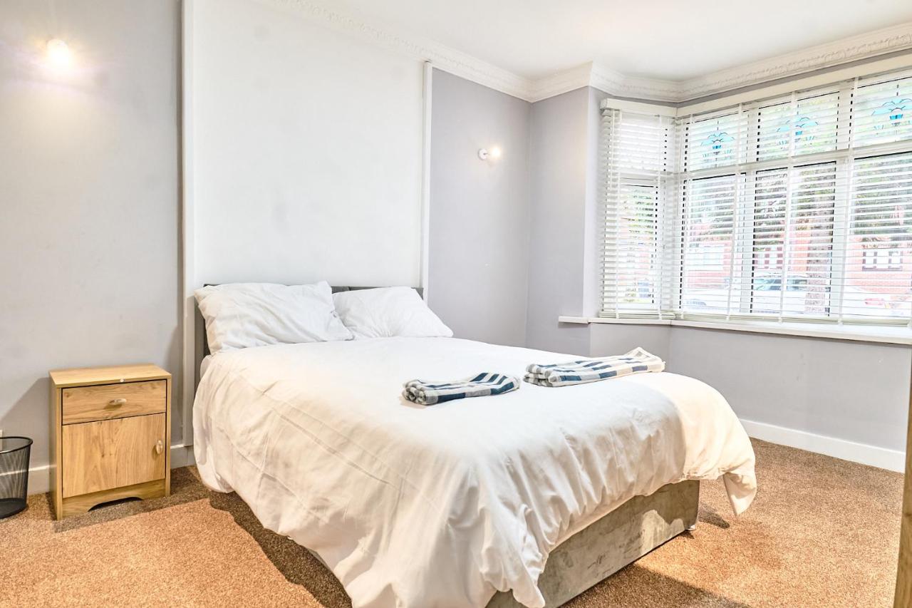 Spacious 6 BR Home in Handsworth wood - B&B Birmingham