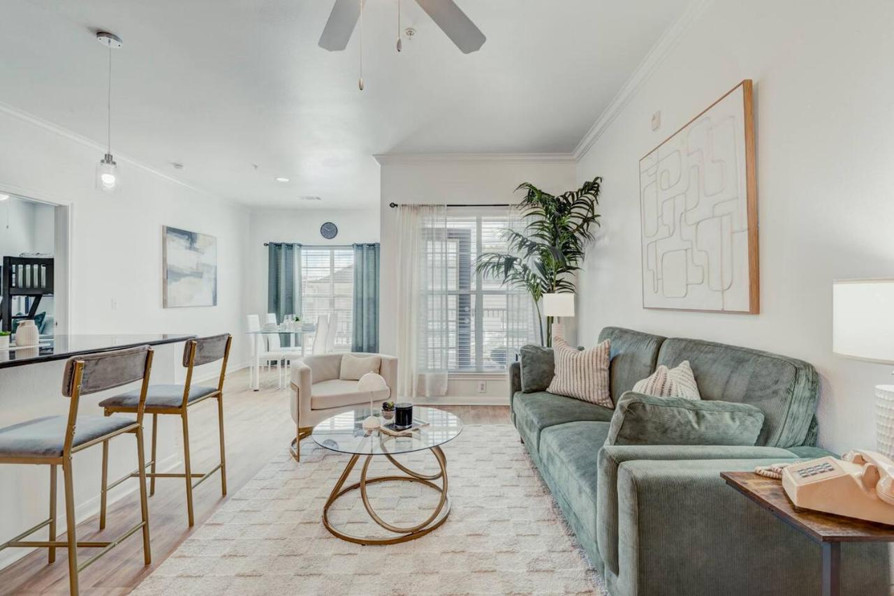 Family Retreat 2BD/2BA | Pool |TMC & NRG| Sleeps 8 - Bed and Breakfast Houston