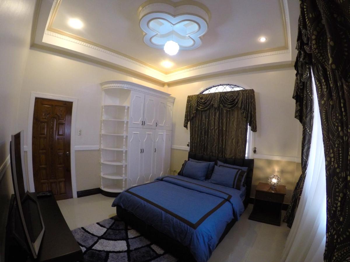 Standard Queen Room with Shared Bathroom