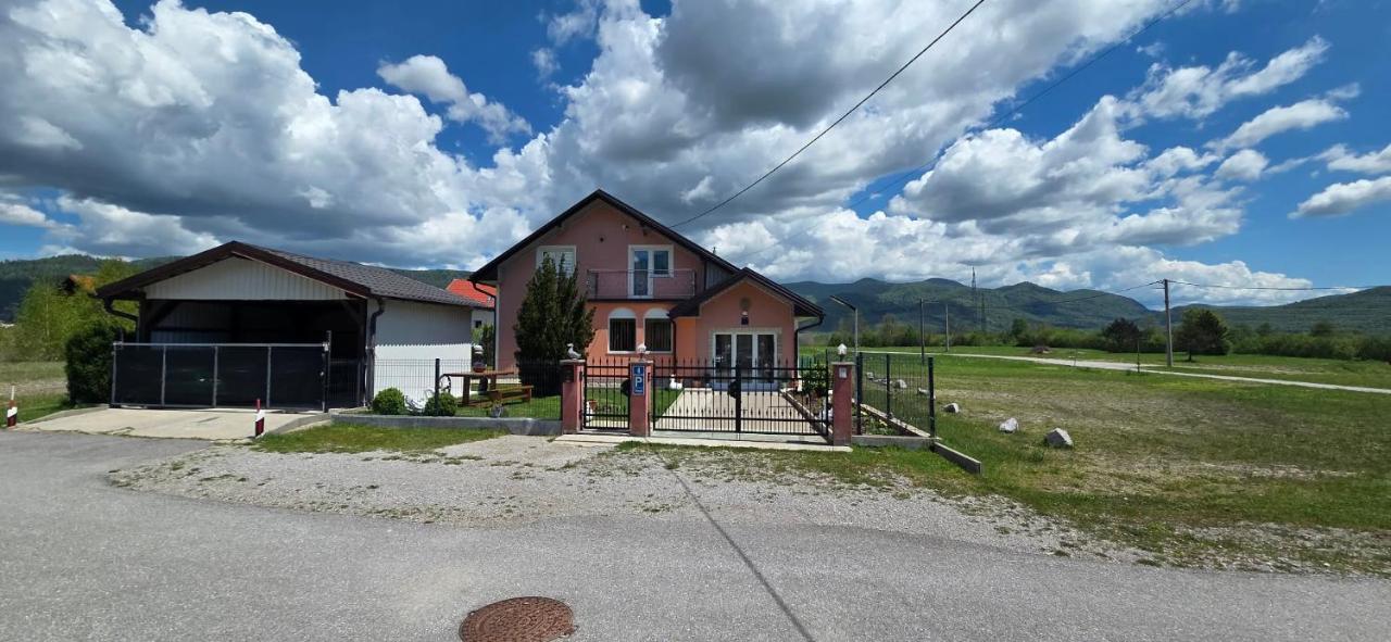 Zlata Apartment - B&B Fužine