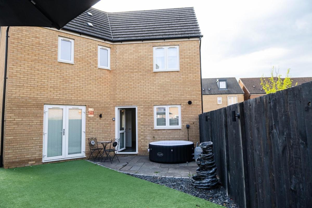 Spacious and Modern 4BR with Hot Tub and Garden - B&B Peterborough