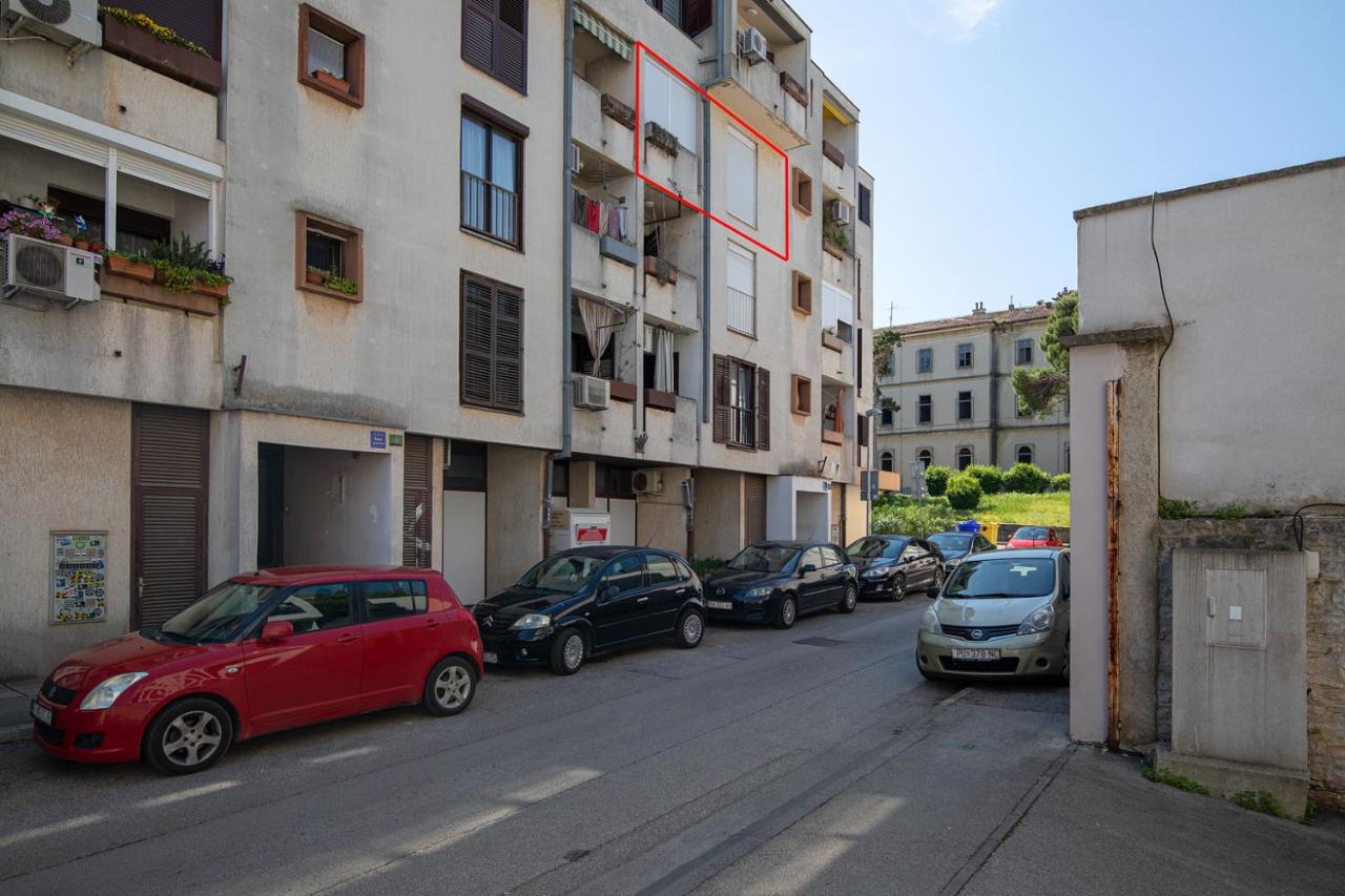 Stylish City Stay with Balcony & Free Parking - Bed and Breakfast Pula