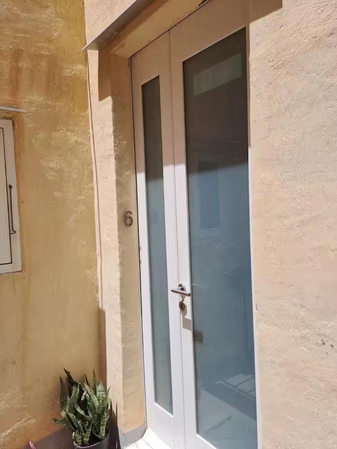 Valletta Old Town 2BR with Balcony by Aureum - Chambres d'hôtes La Valette