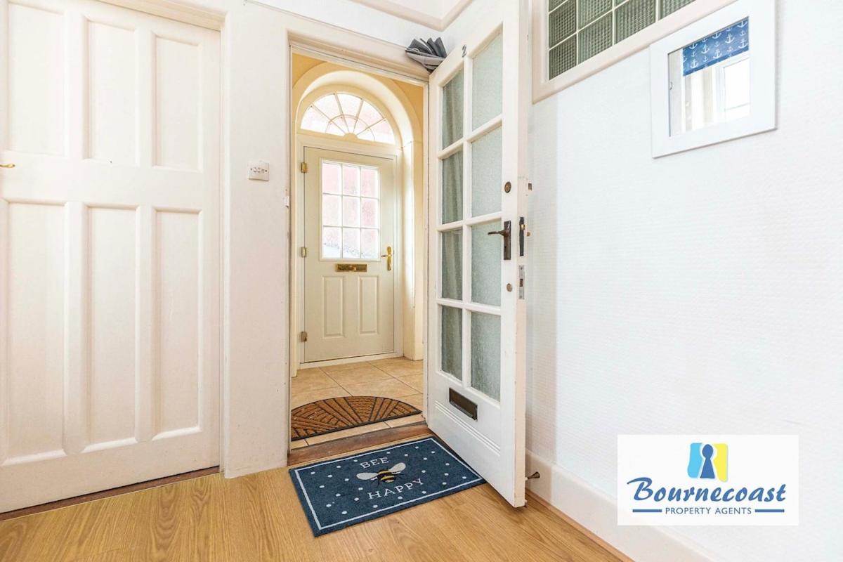 DINGLE APARTMENT by BOURNECOAST - Spacious Apartment Near Sandy Beaches with Patio Garden and Parking - FM6336 - Chambres d'hôtes Bournemouth
